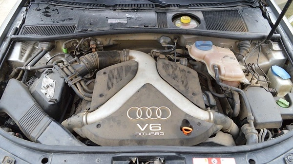 Špinavý kompartment motoru